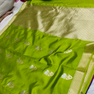 Pure Mango Silk Handwoven Banarasi Saree With Kadhua Sona Roopa Floral Motifs In Parrot Green